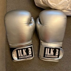 I LOVE KICKBOXING 16oz Carbon Strike gloves